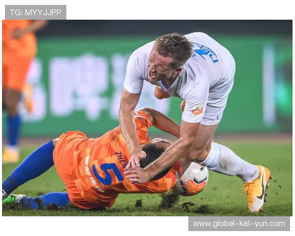 大连守门员连扑四球，全场起立鼓掌——英雄背后的故事